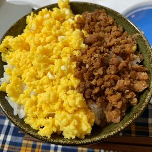 すき焼きのタレで2色の鶏そぼろご飯